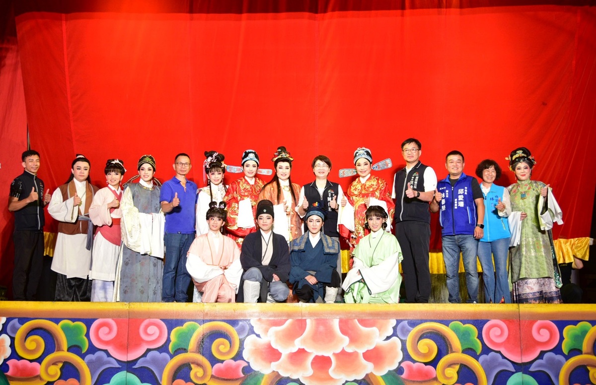 唐美雲歌仔戲團在台中演出經典大戲《曲判記》，與文化局長合影。 圖：台中市政府文化局/提供