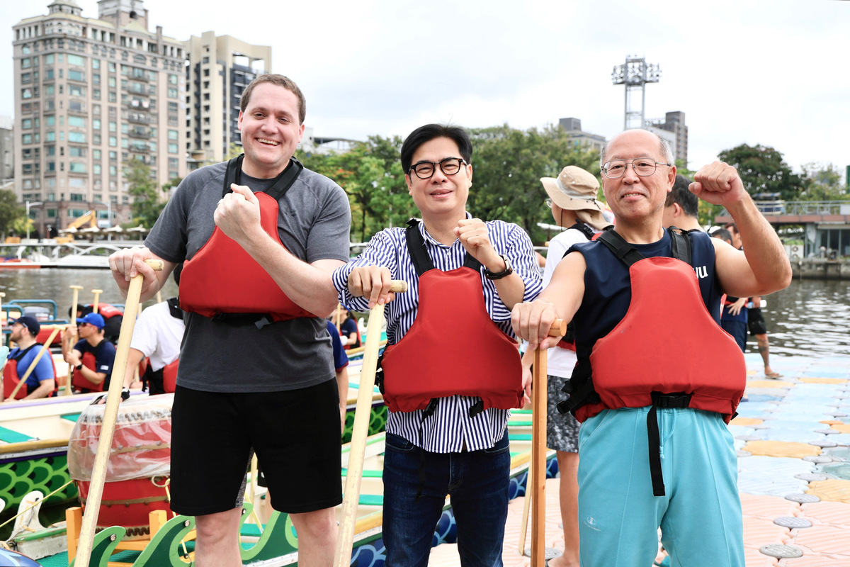 美國在台協會高雄分處長張子霖（左起）、高雄市長陳其邁，與日本台灣交流協會高雄事務所所長奧正史，相約端午節在愛河一拚高下。 圖：高雄市行國處/提供