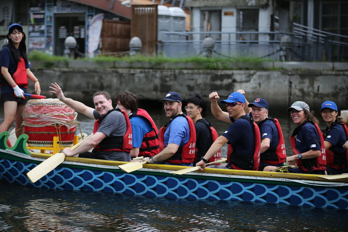 美國在台協會高雄分處首次組隊參加愛河龍舟賽。 圖：高雄市行國處／提供