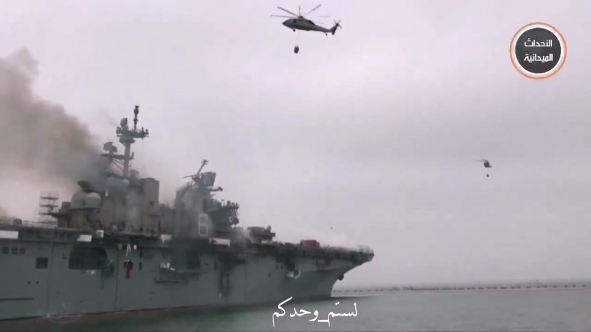 一段影片顯示兩架直升機在美軍航母上空救火，實際上是 2020 年美國加州聖地亞哥海軍基地的「好人理查德」號兩棲攻擊艦爆炸起火的畫面。 圖 : 翻攝自影片