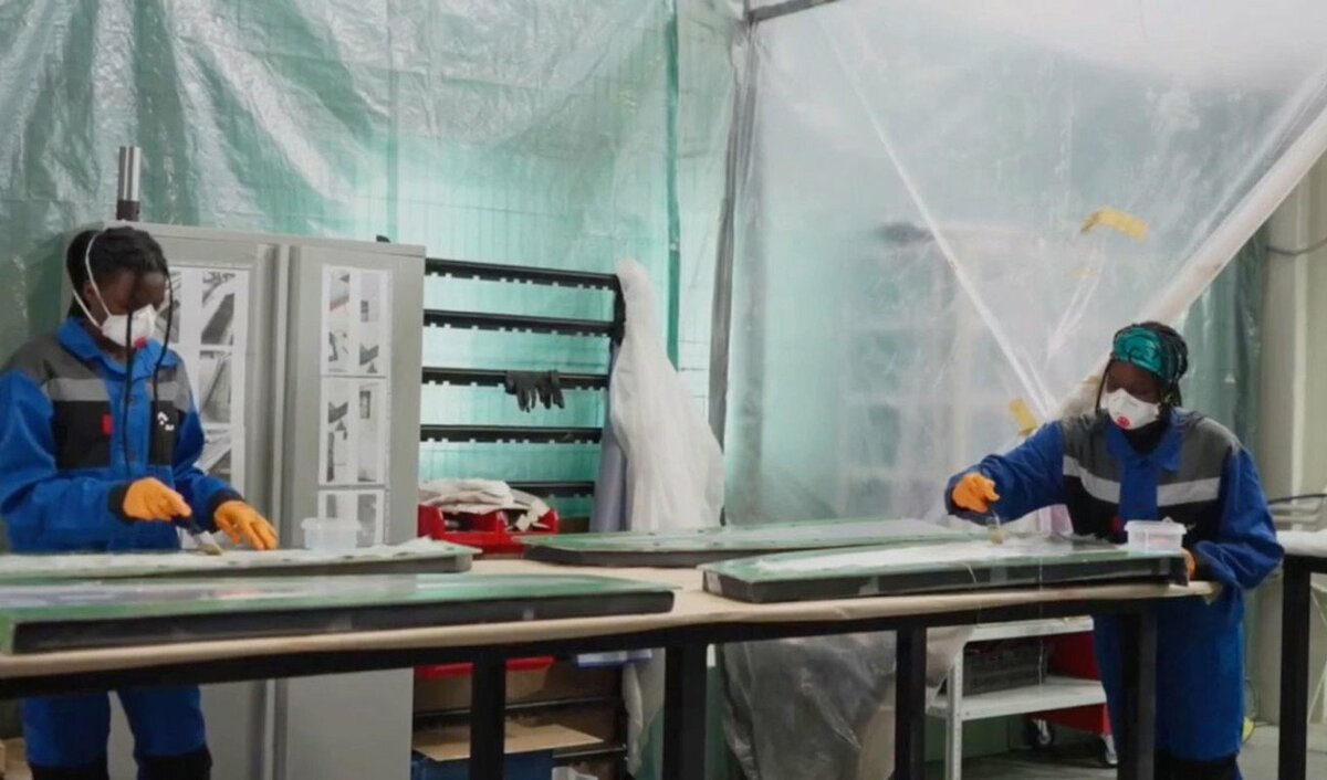 非洲女學生在葉拉布加市的組裝工廠參與 Shahed 無人機的組裝。 圖：翻攝自 Artur Rehi X（前推特）帳號