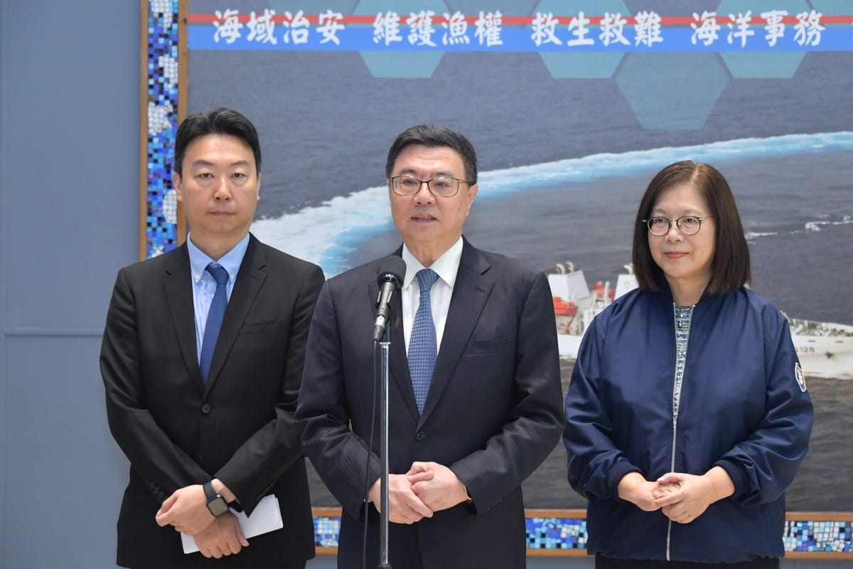 卓榮泰赴八里台北港海巡基地，出席海委會海巡署端節威力掃蕩誓師暨接裝典禮。 圖：行政院提供