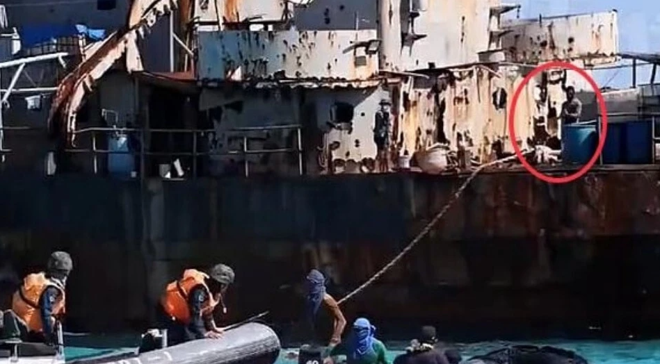 菲軍士兵舉槍瞄向中國海警。 圖 : 翻攝自騰訊網