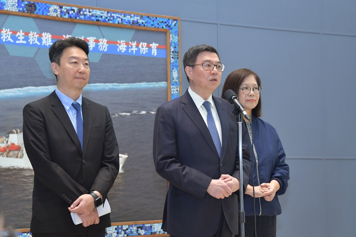 卓榮泰赴新北八里台北港海巡基地，出席海委會海巡署端節威力掃蕩誓師暨接裝典禮。 圖：行政院提供