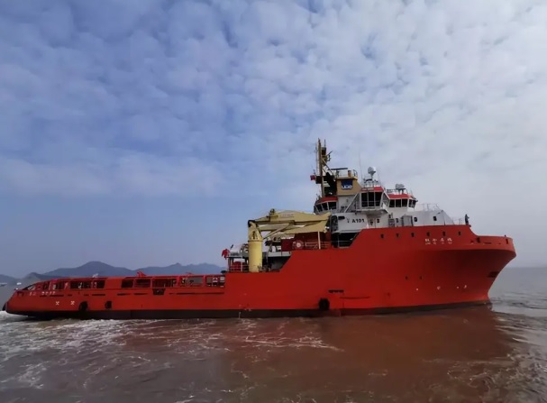中國打撈船「聯合啟瑞」號 24 日在東海沉沒，有印媒推論稱該船艦是被解放軍軍演發射的導彈「擊沉」。 圖：翻攝自 東方點兵