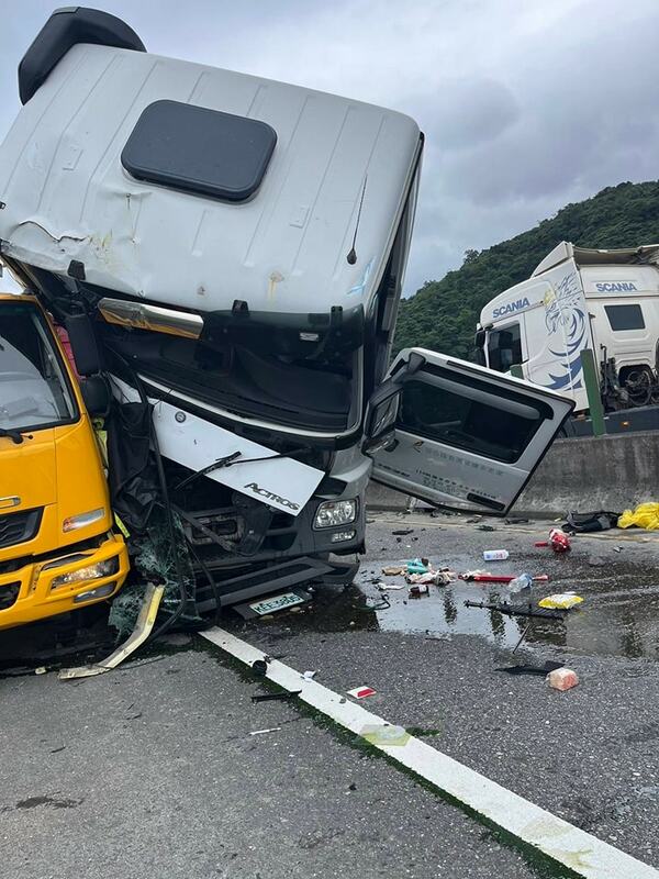 台9線105.9K蘇花改白米高架橋北上線發生嚴重車禍。 圖：翻攝自以蘇花公路即時路況為主的平台臉書
