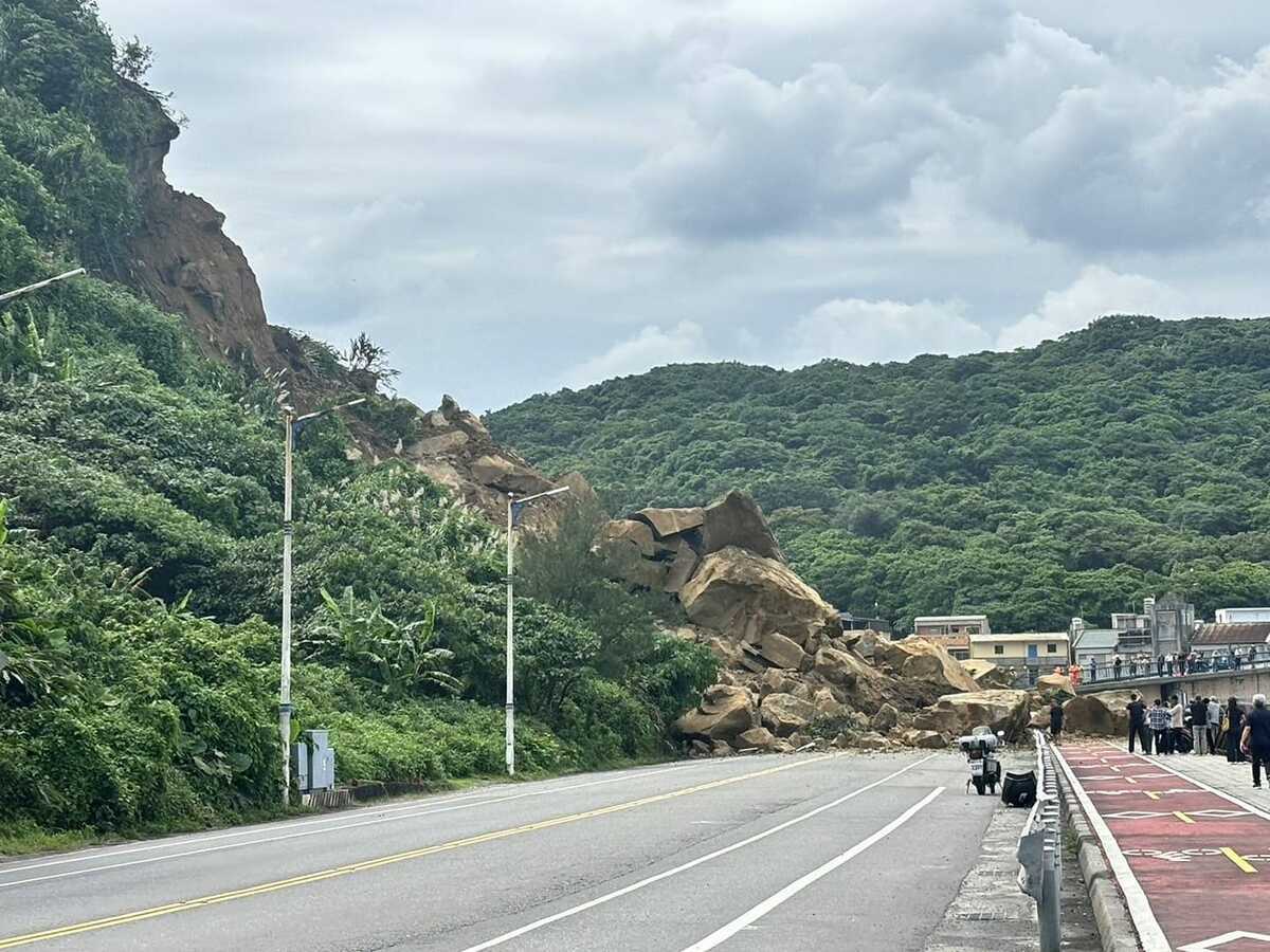 目前仍持續落石中，警方已封閉八斗子往深澳路段。 圖：翻攝自台灣讚警臉書