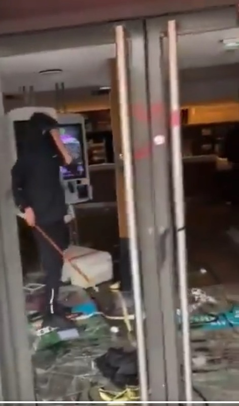 親巴勒斯坦的抗議者們，砸爛巴黎的麥當勞門店。 圖：翻攝自以色列戰爭 X（前推特）帳號