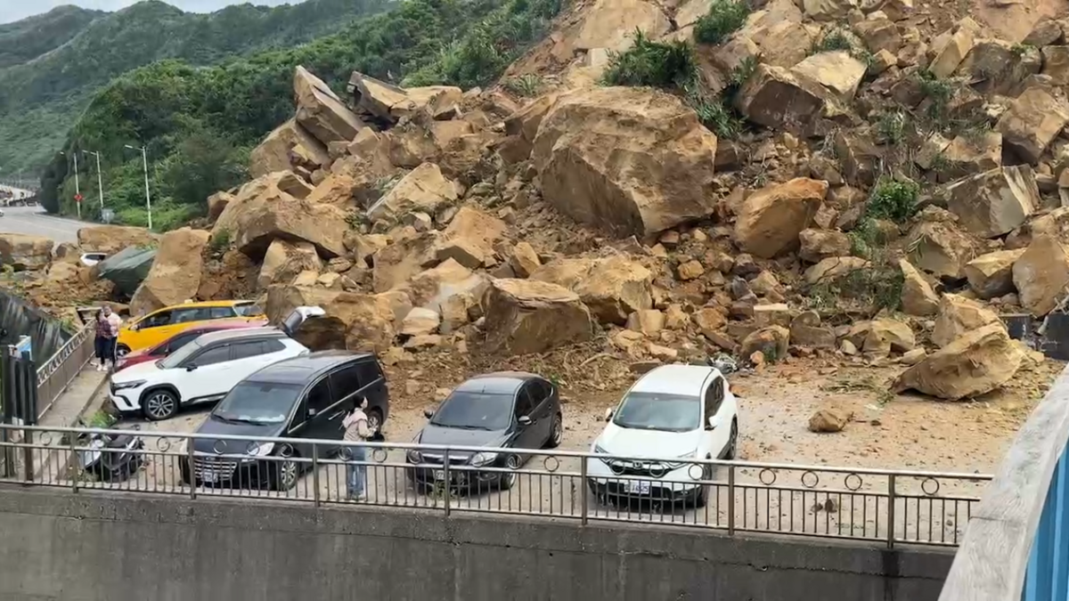 今(3)日下午有民眾駕駛在基隆市北寧路潮境路段，突然發現整片山體大規模向下崩塌，落石雨畫面相當驚悚。 圖：翻攝自台灣讚警臉書