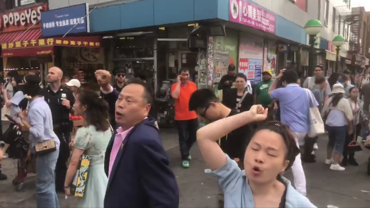 美國紐約法拉盛則舉行了六四 35 週年悼念活動，活動現場遭到了兩名小粉紅的襲擊。 圖 : 翻攝自影片