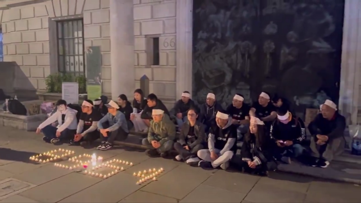 紀念者們也在倫敦大使館前舉行守夜活動，悼念當年的罹難者。 圖 : 翻攝自影片