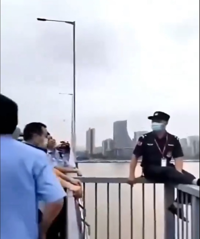(影) 近水樓台先得跳? 自殺成流行 中國連看橋防自殺的都要跳江了！