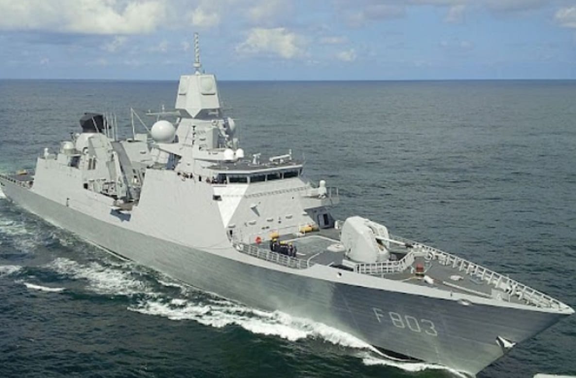 荷蘭皇家海軍七省級護衛艦日前航經台灣海峽，讓中國氣得跳腳。近期在東海海域執行監督聯合國安理會對北韓制裁的任務時，解放軍又派遣 3 架軍機前往對峙，中國國防部發言人張曉剛表示已經向荷蘭提出嚴正交涉。 圖 : 翻攝自 www.mdc.idv.tw