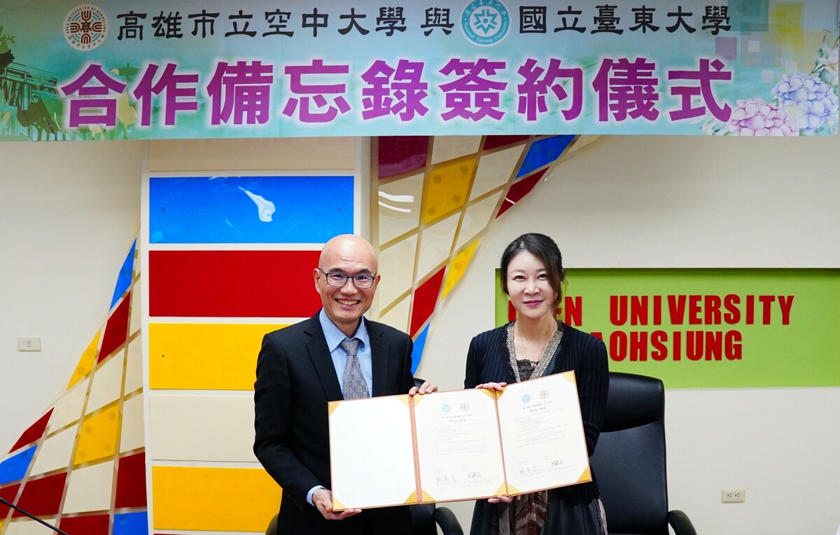 高雄空大校長劉嘉茹(右)與臺東大學校長鄭憲宗(左)簽署合作備忘錄。 圖：高雄市立空中大學/提供