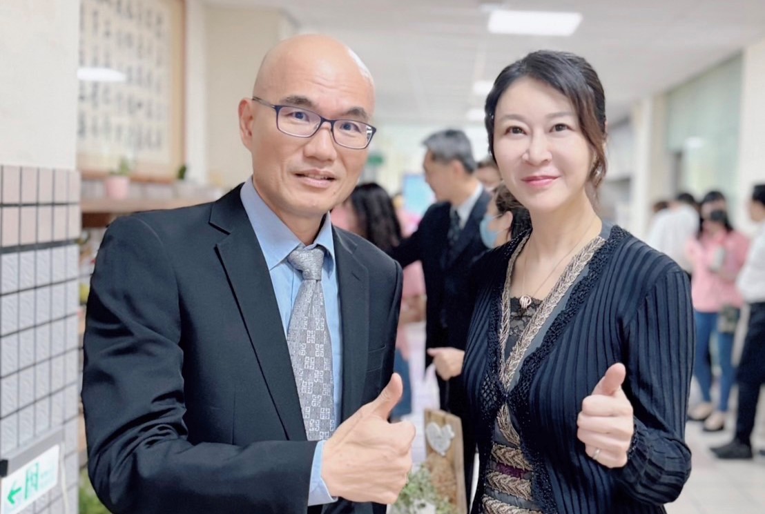 劉嘉茹(右)陪同鄭憲宗(左)參訪高雄空大校園。 圖：高雄市立空中大學/提供