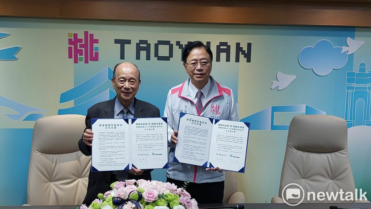 市長張善政（左）與桃園市農會理事長李文政簽署捷運設施移設MOU。 圖：林昀真/攝