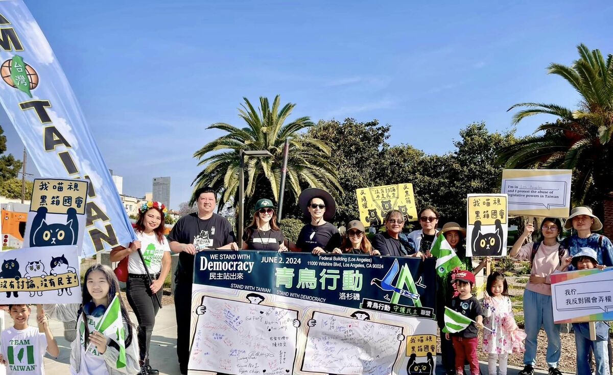 美西台美人夏令會、台灣人公共事務會洛杉磯分會等台灣團體，號召民眾前往洛杉磯聯邦大樓聲援台灣的青鳥行動。 圖：美國西部台美人夏令會／提供