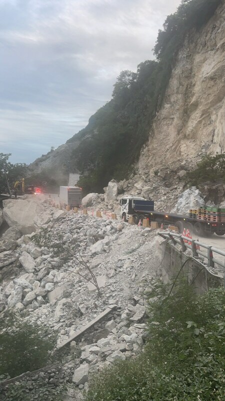 蘇花公路台9線和仁至崇德路段，昨日發生坍方約3,000立方公尺雙向阻斷。 圖：交通部公路局／提供