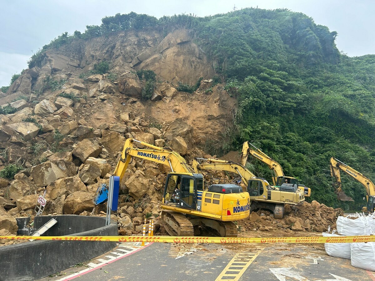 公路局，今天也出動破碎機等將破碎岩塊及開闢便道，優先將受困車輛拖離災區暫置。 圖：交通部公路局／提供