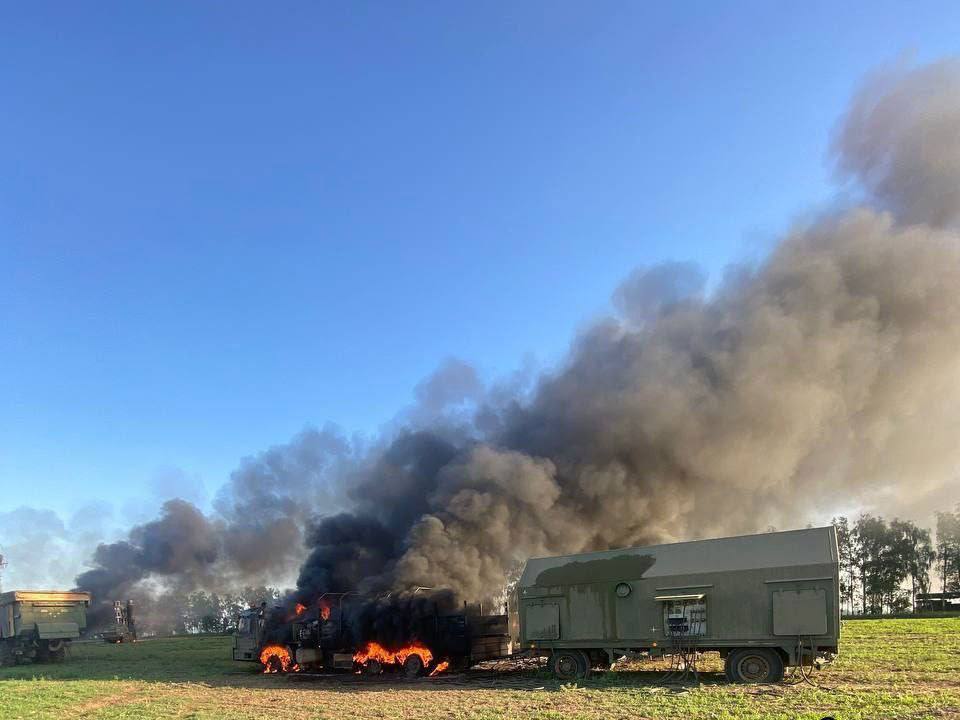 位於俄羅斯別爾哥羅德地區的 S-300/400 防空系統的組件被摧毀。根據現場圖片顯示，至少兩個發射器和一輛支援車輛被擊中並起火。 圖 : 翻攝自X帳號@NOELreports