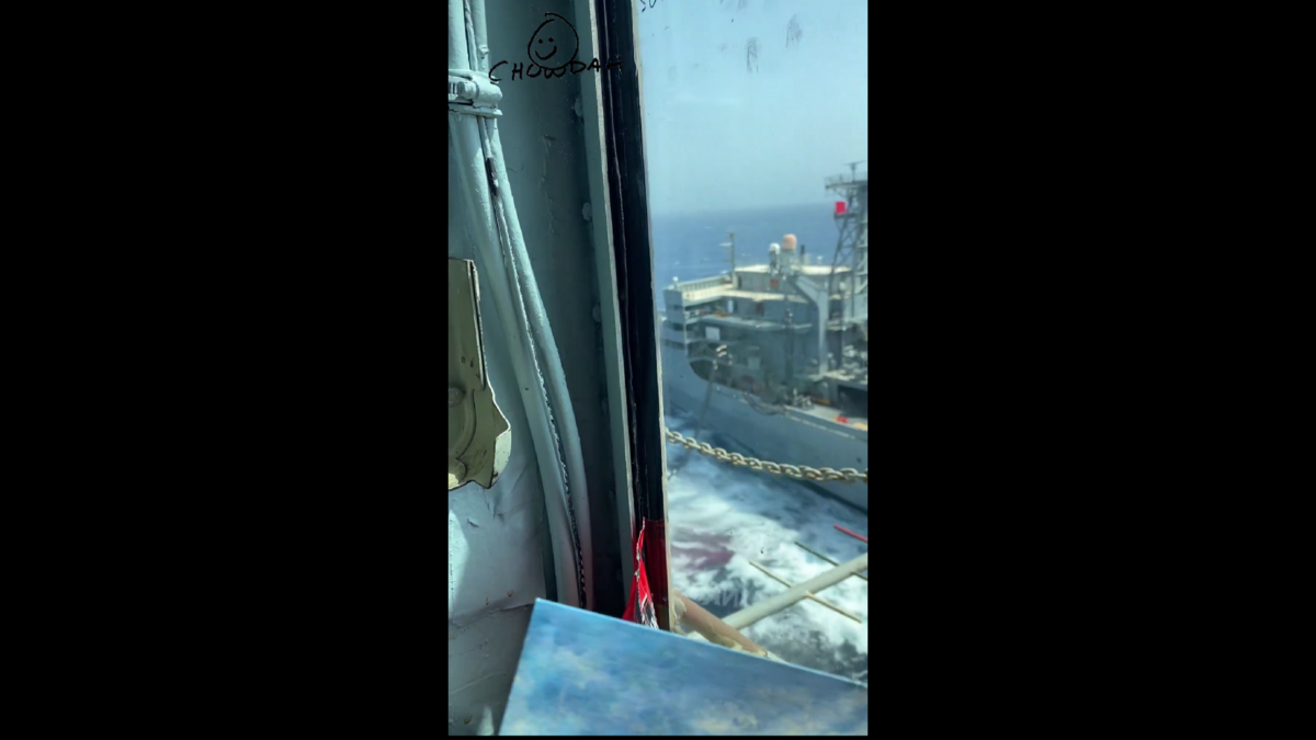 「艾森豪威爾號」艦長發布了該航母在海上接受補給的影片。 圖 : 翻攝自影片