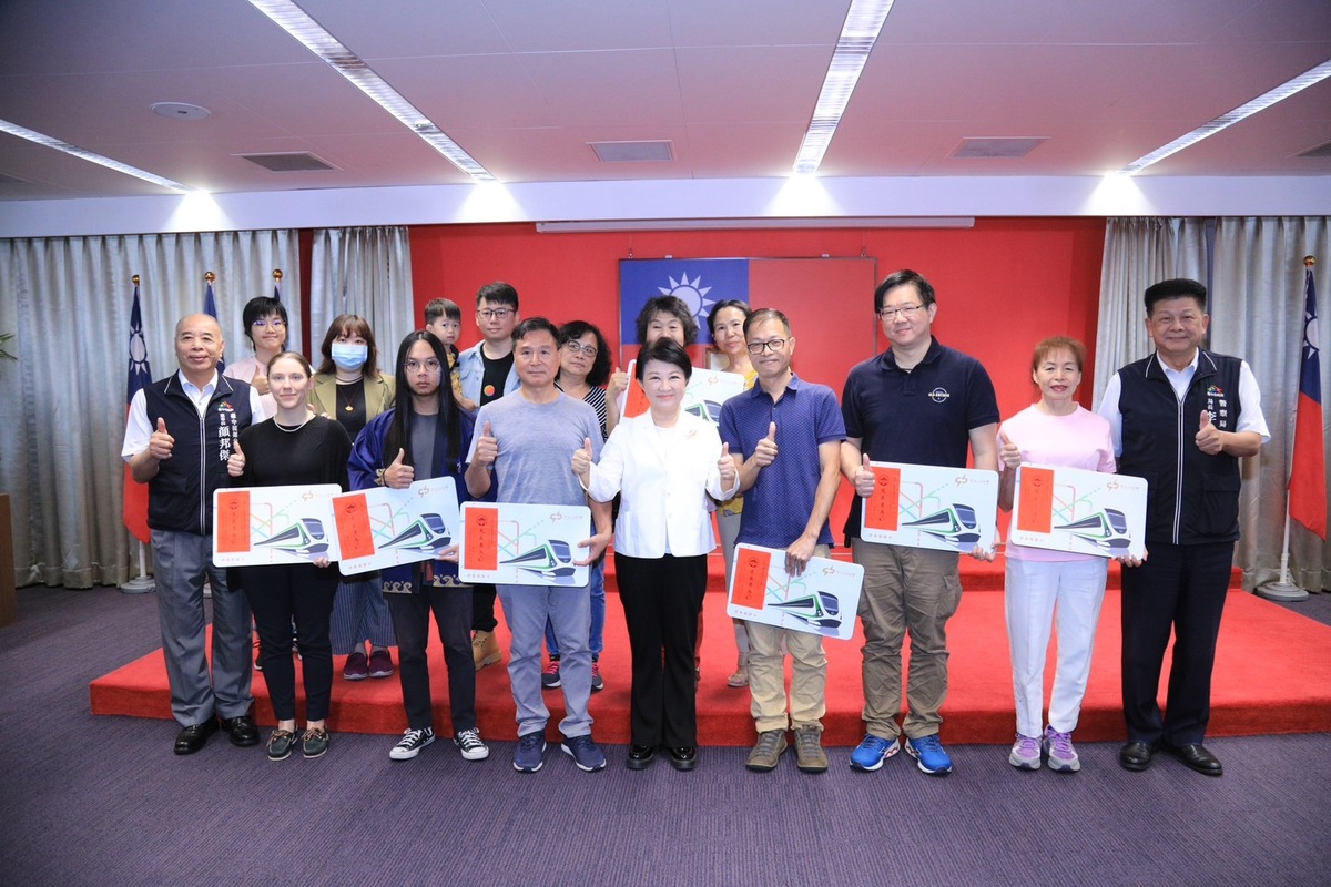 台中市長盧秀燕與中捷英雄合影。 圖：台中市政府/提供