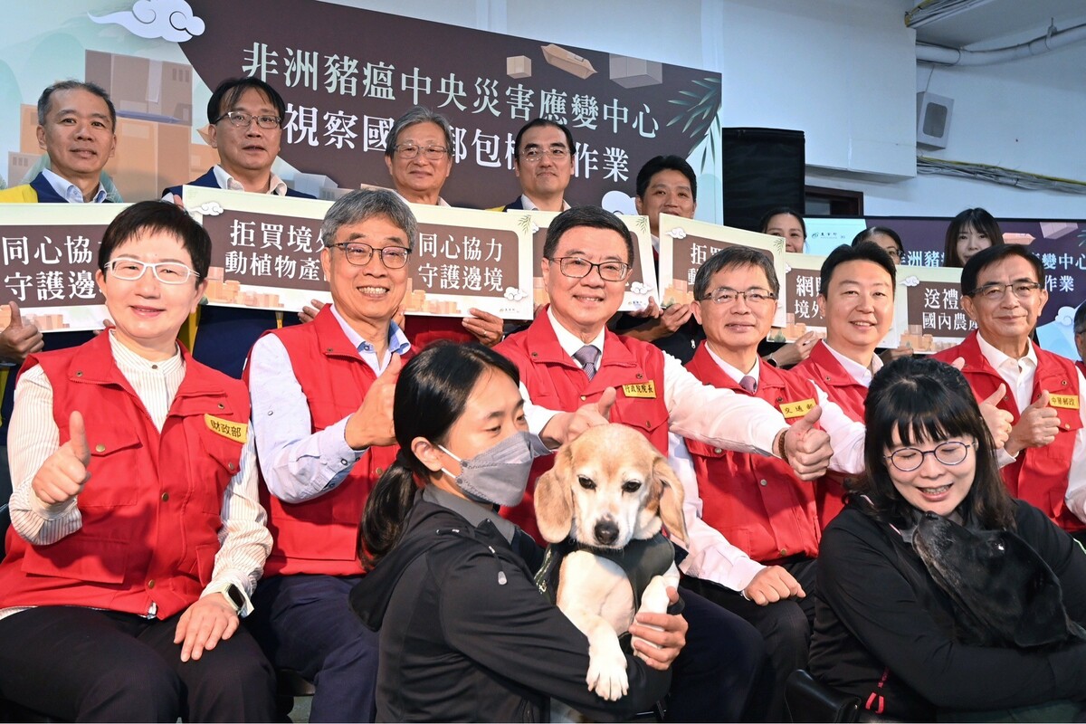 卓榮泰前往台北郵件處理中心視察國際郵包檢疫作業。 圖：行政院提供