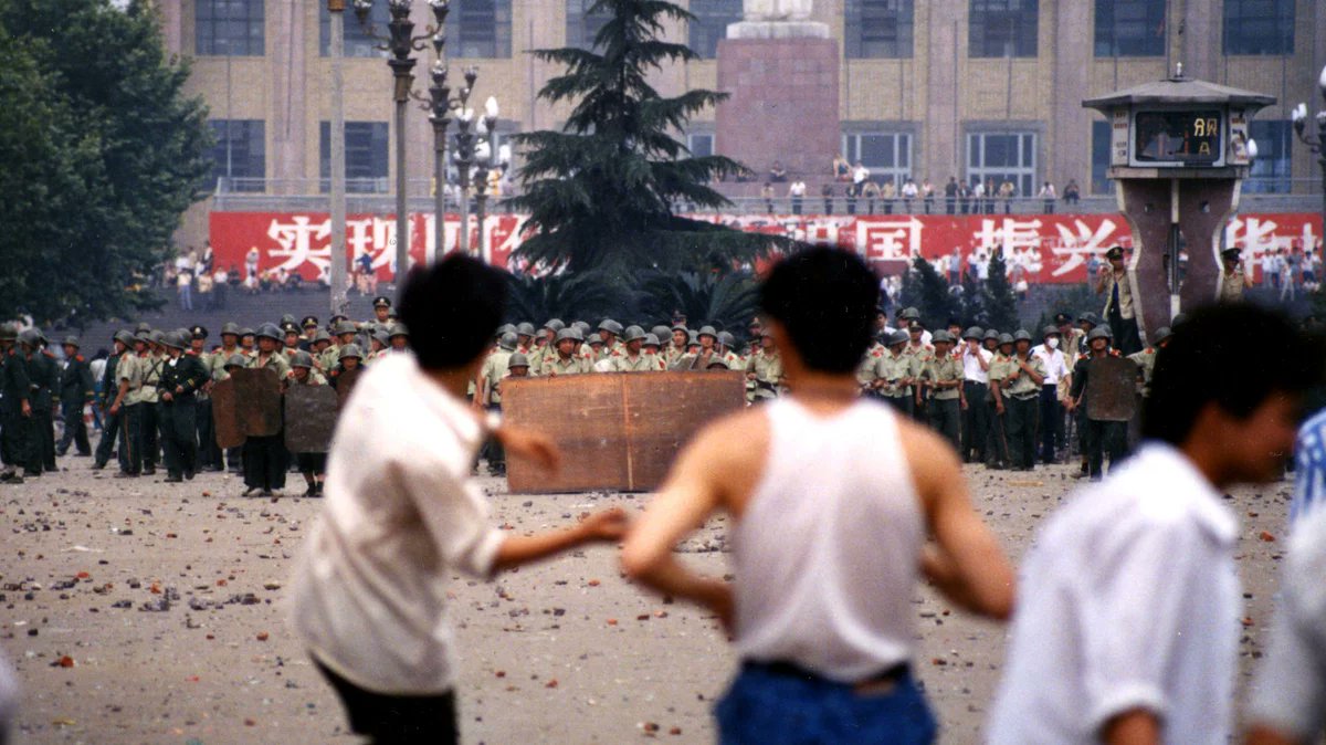 1989 年歷史影像，響應北京天安門六四運動的成都學生，在 64 當天也遭中共警方暴力鎮壓，遭清場的民眾憤怒地向鎮暴警察投擲石塊。 圖：翻攝自Ｘ 「朱韻和」