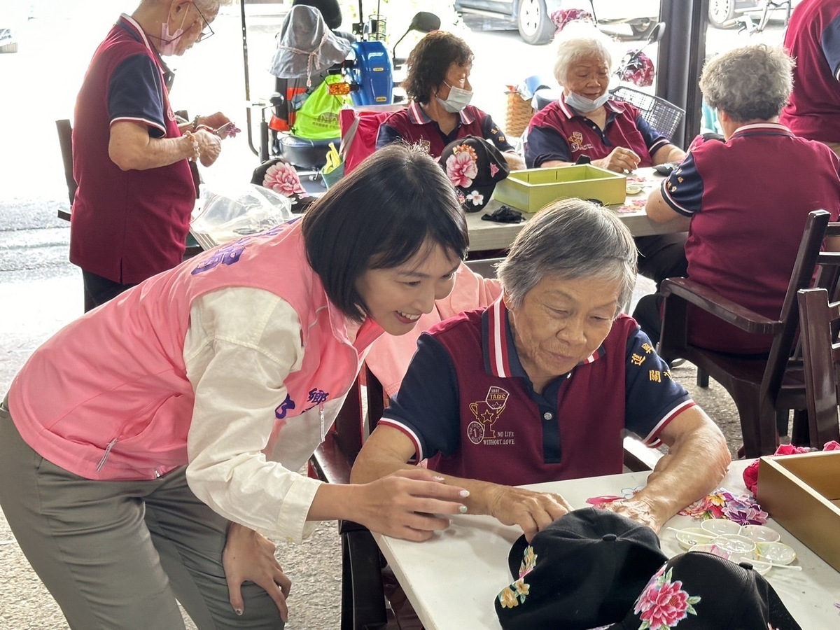 邱佳娟(左)到社區據點和民眾互動。 圖：民進黨屏東縣黨部/提供