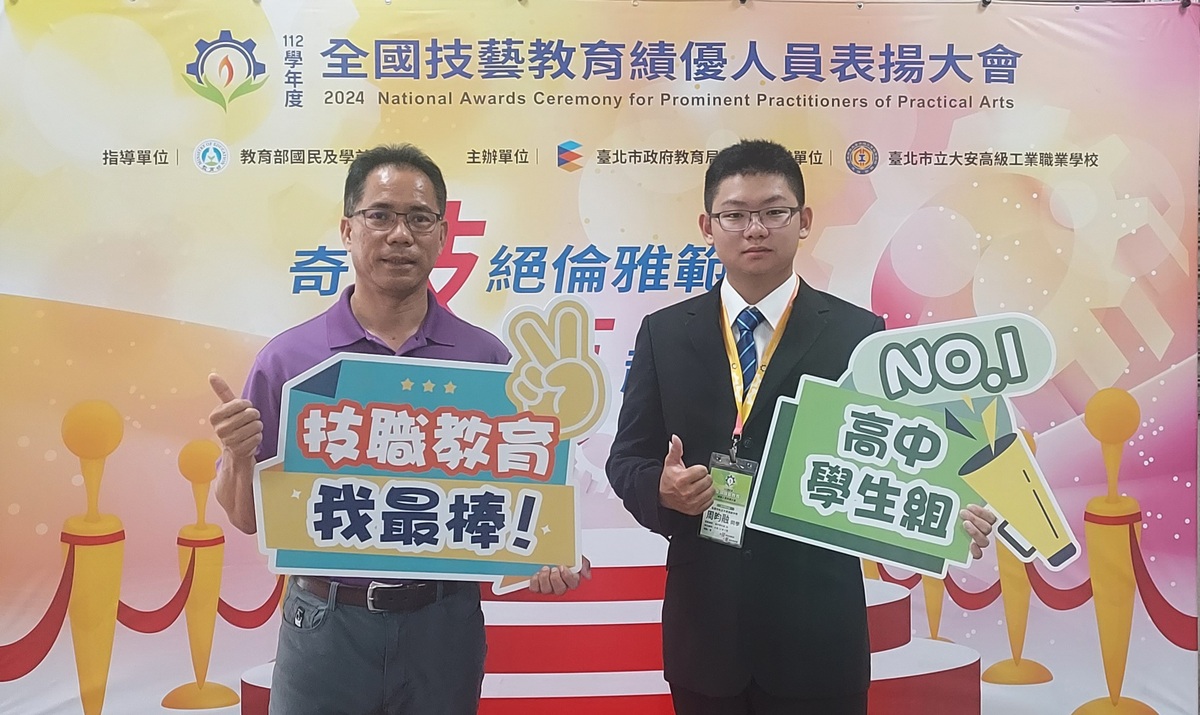 周昀融(右)榮大榮中學實習處主任謝明奇(左)。 圖：大榮中學/提供