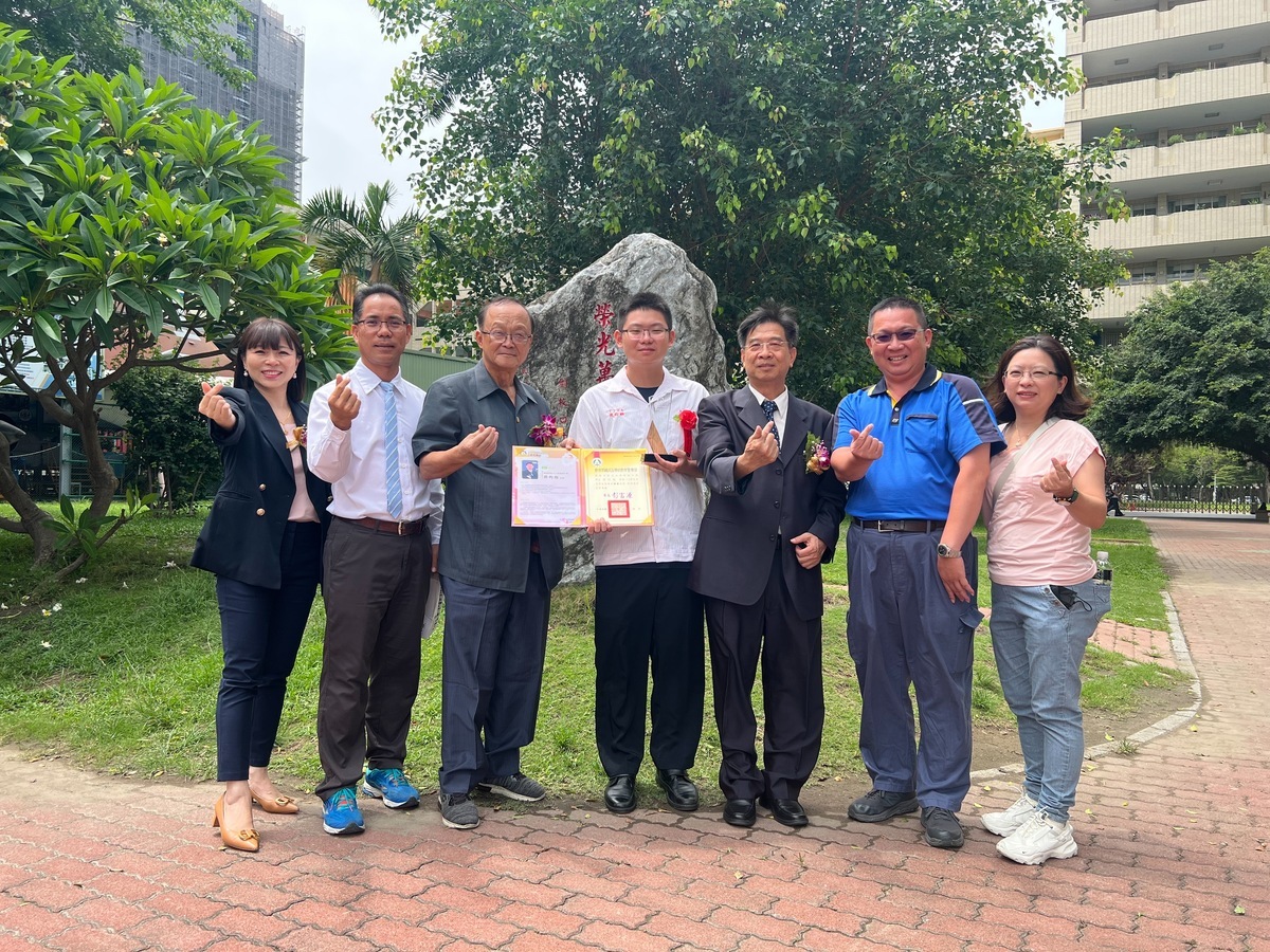 師長均以周昀融(中)為榮。 圖：大榮中學/提供
