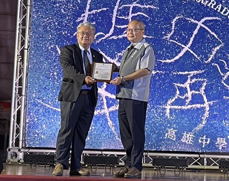 雄中校長莊福泰(右)頒榮譽畢業證書給宮城政三郎，由朱家煌(左)代領。 圖：高雄中學/提供