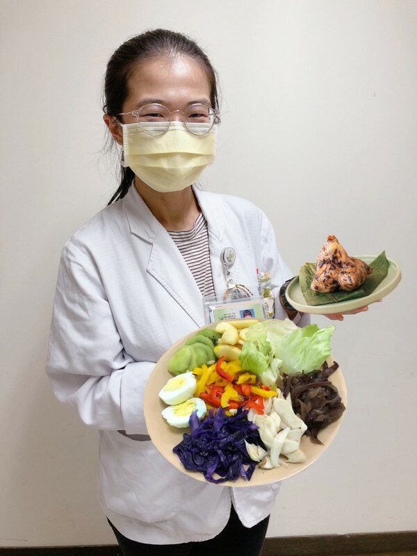豐原醫院的營養師楊惠茹提醒，粽子的糯米與油脂可能導致消化不良，建議細嚼慢嚥，每天只吃一小顆，並儘量在日間食用。 圖：豐原醫院／提供
