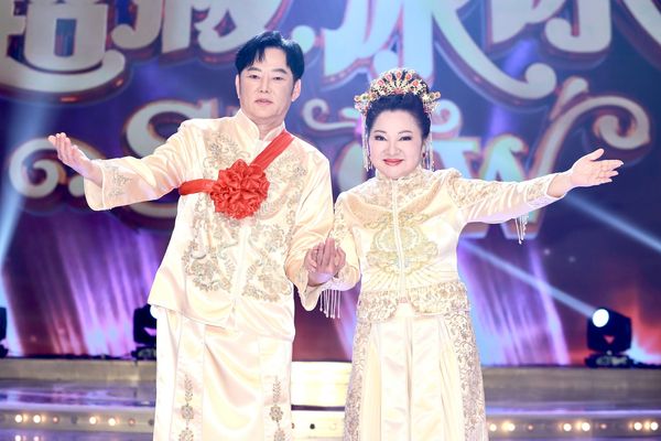 白冰冰(右)主持新節目《超級冰冰Show》。 圖：民視提供
