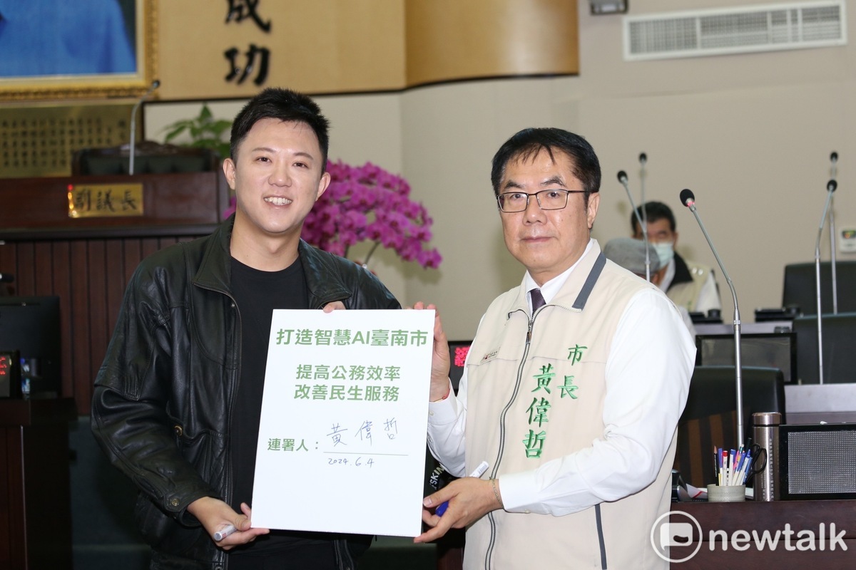 輝達（NVIDIA）執行長黃仁勳來台，不只在夜市及產業界引起旋風，現在連議會也掀起了一股「黃仁勳旋風」，台南市議會今日總質詢時，台南市議員王宣貿特別穿上皮衣質詢AI產業園區及藉由AI再提升台南智慧城市與治理等議題。 圖：黃博郎／攝