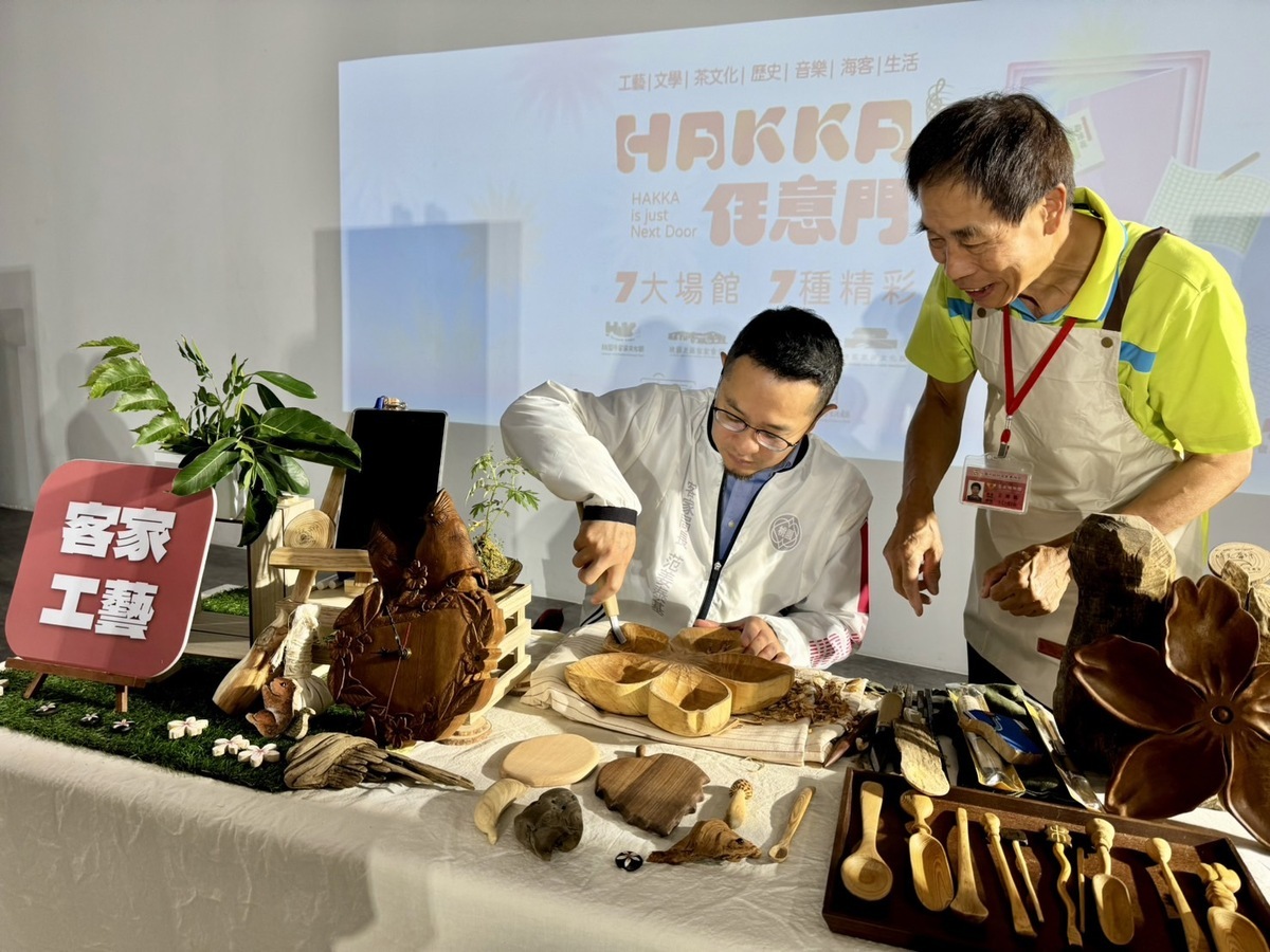 客家事務局局長范姜泰基親自體驗手作客家木雕。 圖：桃園市政府客家事務局/提供