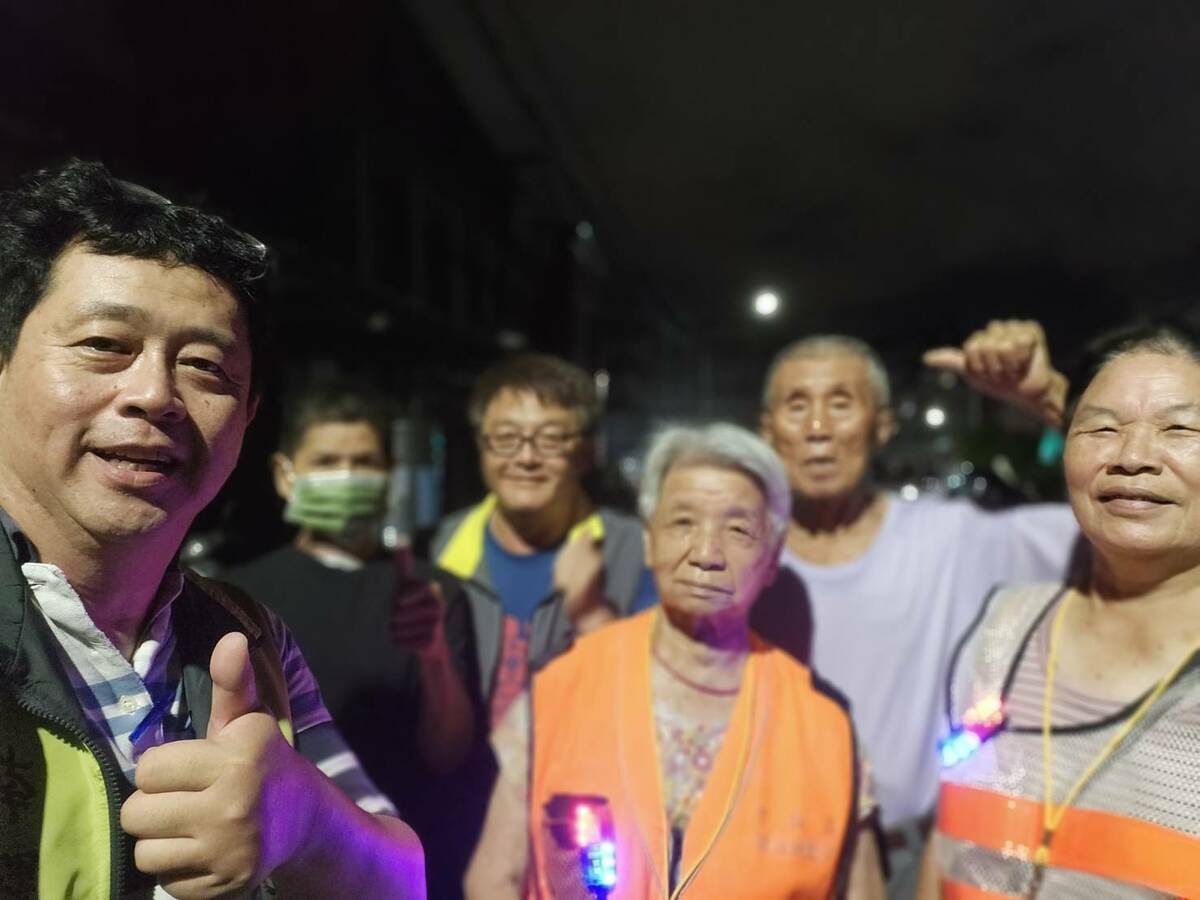 薛兆基(右一)勤跑基層搏感情。 圖：薛兆基/提供