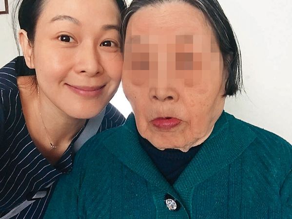 劉若英（左）與祖母感情甚篤，經常曬合照。 圖：取自劉若英微薄