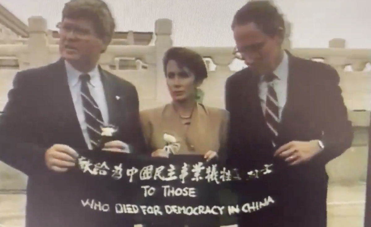 美國前眾議院議長裴洛西（Nancy Pelosi）(中) 1991 年訪中，在天安門前舉布條畫面。 圖：翻攝自 Ｘ 推主 @HXR001
