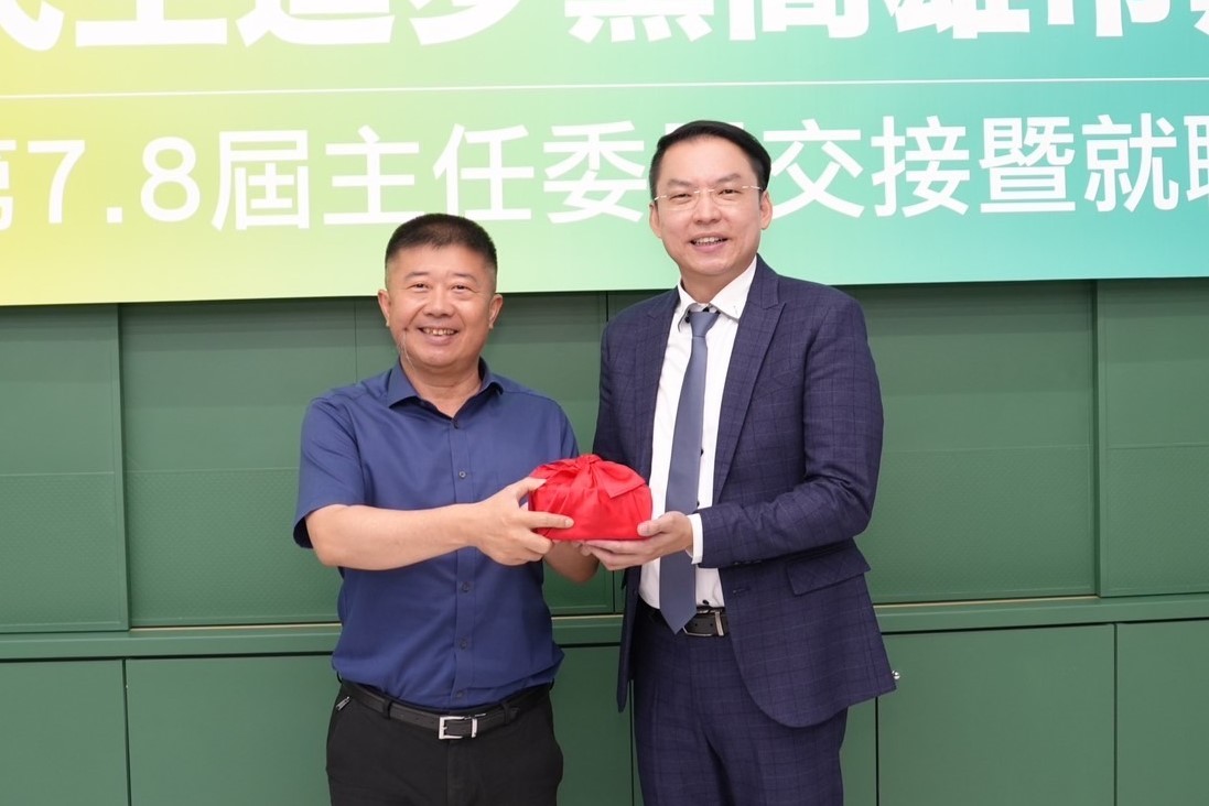 黃文益(右)自許智善手中接下主委印信。 圖：民進黨高雄市黨部/提供