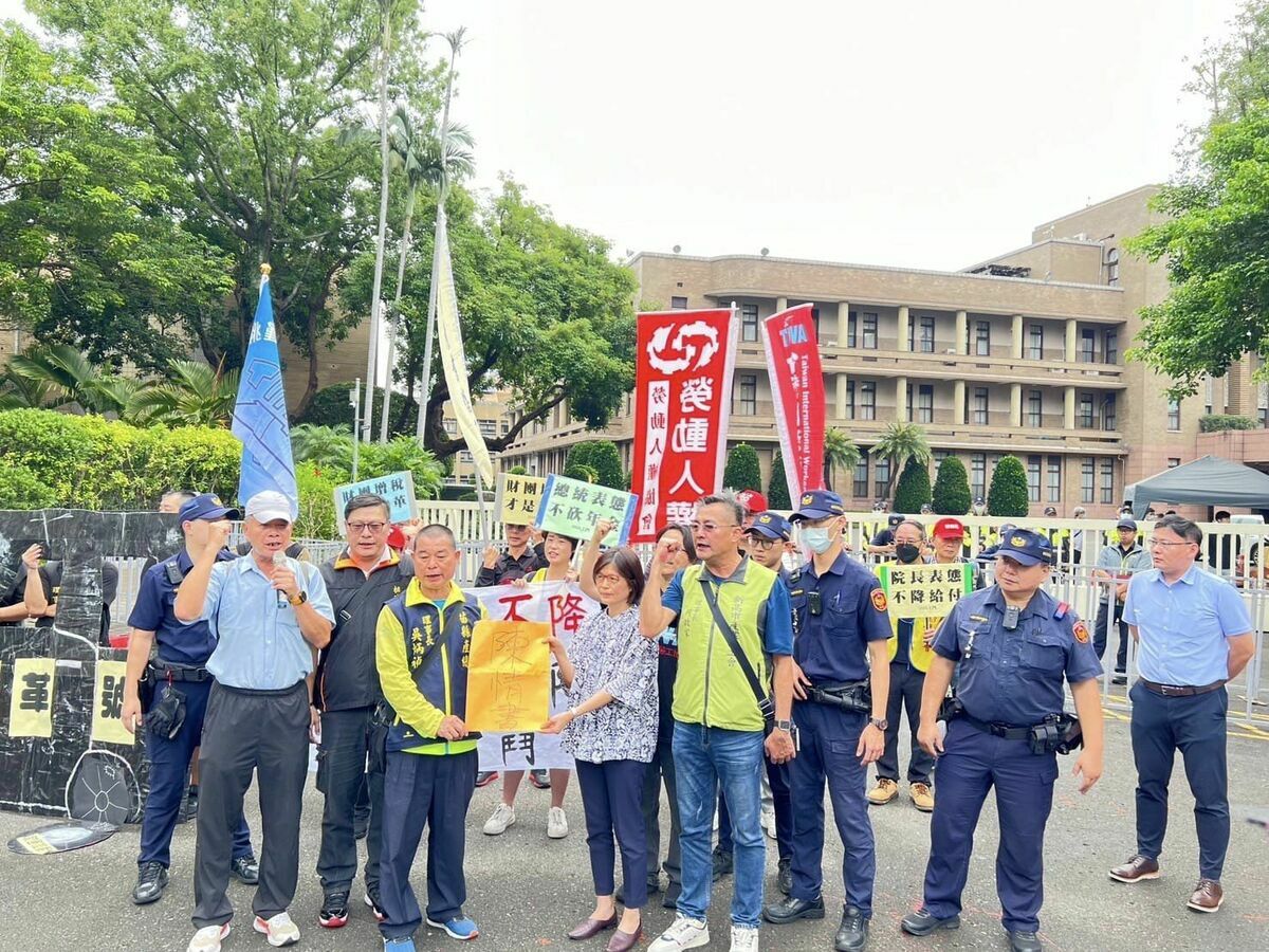 工鬥團體前往行政院抗議並提出3大訴求。 圖：桃勤公司企業工會提供(資料照)