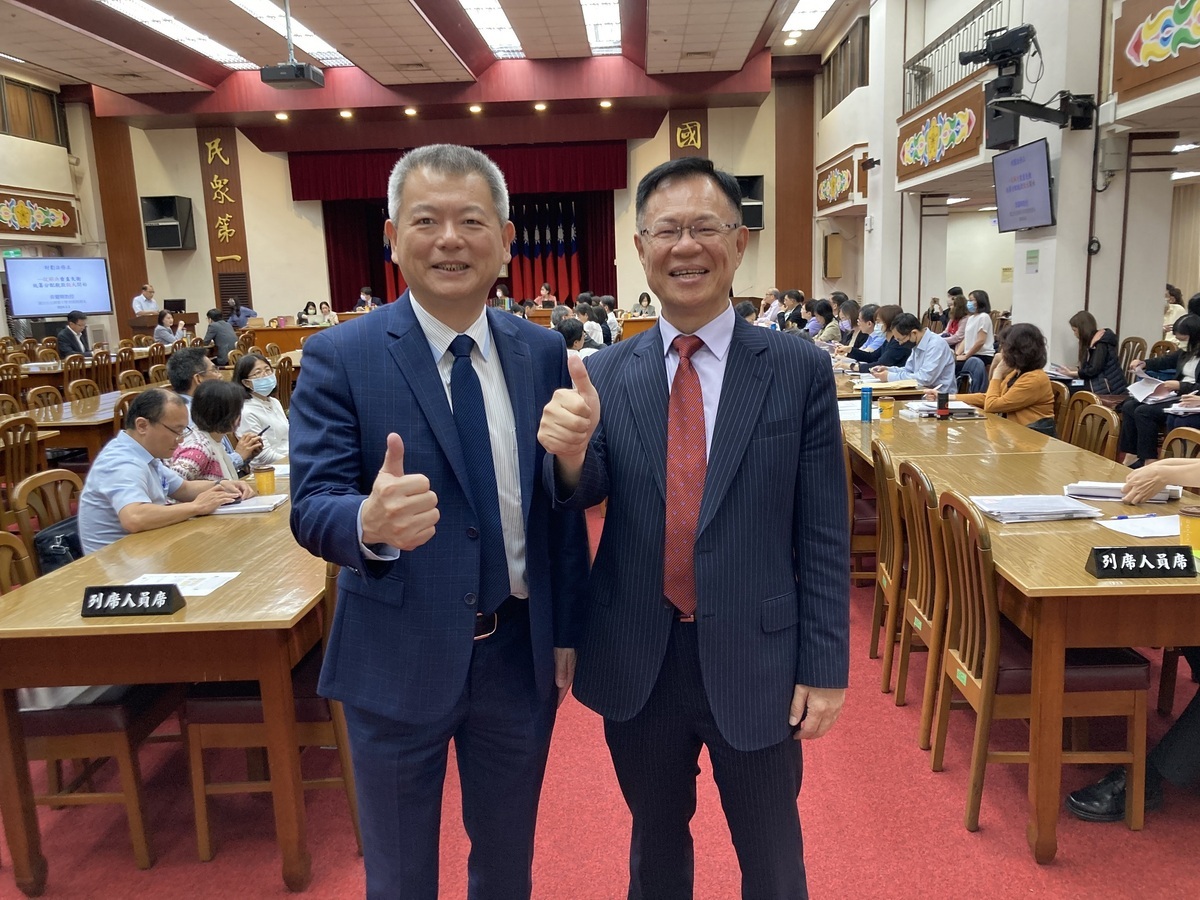 張啓楷(右)今出席財劃法修正公聽會。左為嘉義市副市長林瑞彥。 圖 : 張啟楷辦公室/提供