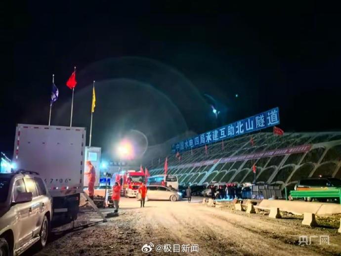 青海省一處建造中的隧道 4 日發生坍方事故，造成 3 名工人失聯。當地官方的救援隊在 5 日凌晨尋獲 3 名工人，但都已經死亡。 圖：翻攝自 極目新聞  微博帳號