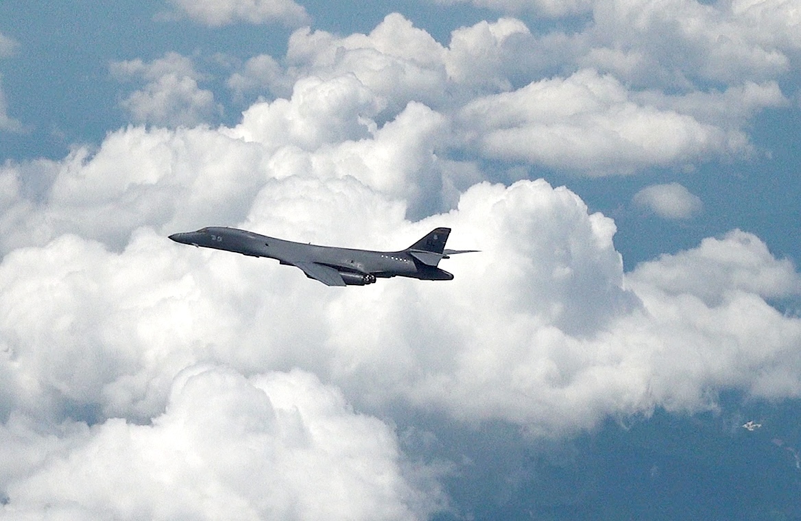 美國B-1B戰略轟炸機參與韓美空中聯演，時隔7年在朝鮮半島空炸射擊訓練場投射聯合直接攻擊彈藥(JDAM）。 圖：翻攝「X」@chadocl