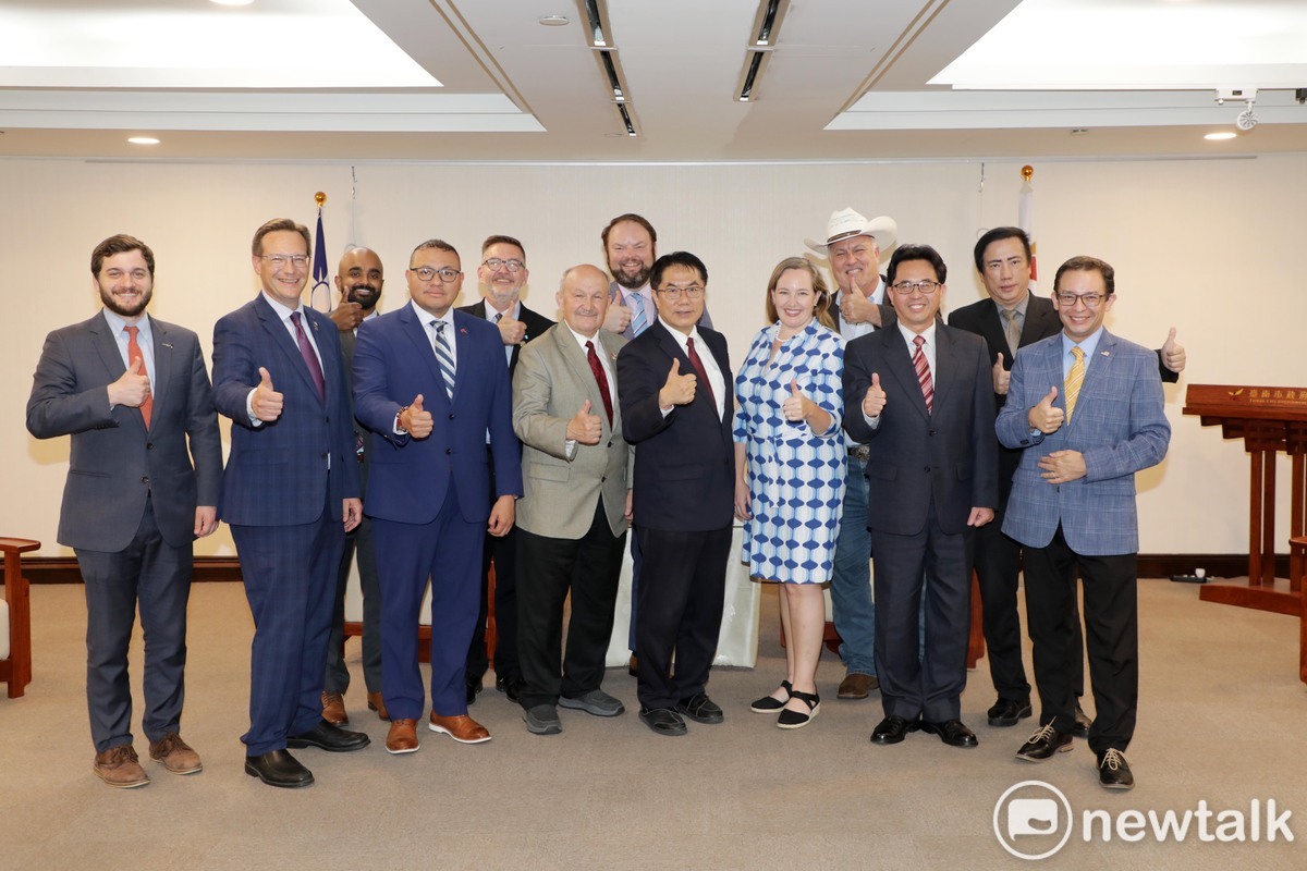美國中西部政治領袖訪問團由外交部邀請於今日拜會台南市長黃偉哲，團長由愛荷華州州參議員多茲勒（William Dotzler）擔任，偕同美國中西部各州不分黨派共10位州議員，由駐芝加哥辦事處舒俞敬組長陪同訪團蒞訪南市。 圖：台南市政府提供