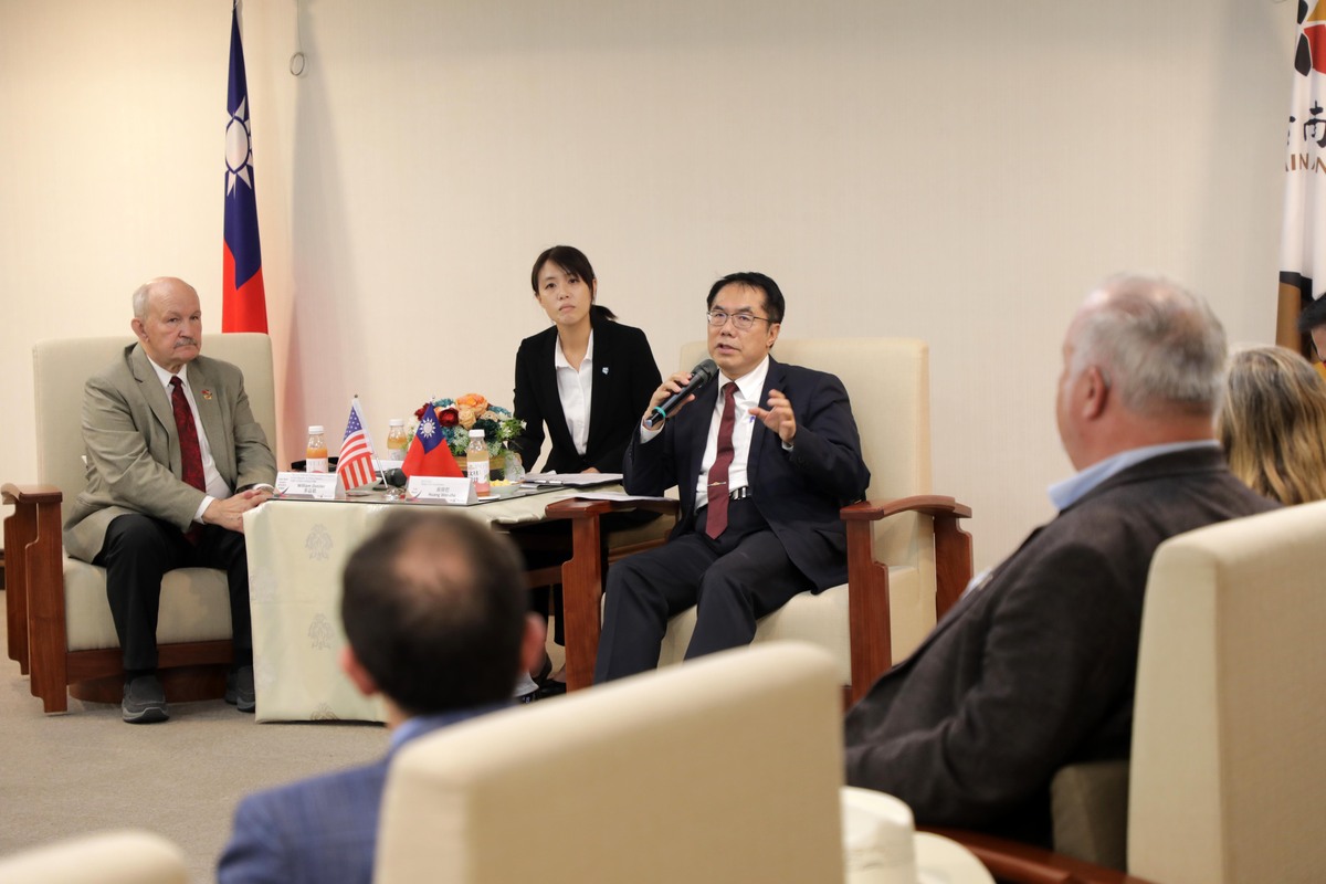 美國中西部政治領袖訪問團由外交部邀請於今日拜會台南市長黃偉哲，團長由愛荷華州州參議員多茲勒（William Dotzler）擔任，偕同美國中西部各州不分黨派共10位州議員，由駐芝加哥辦事處舒俞敬組長陪同訪團蒞訪南市。 圖：台南市政府提供