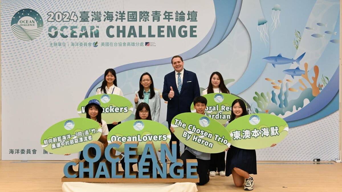 張子霖(後排右二)與得獎團隊。 圖：海洋委員會/提供