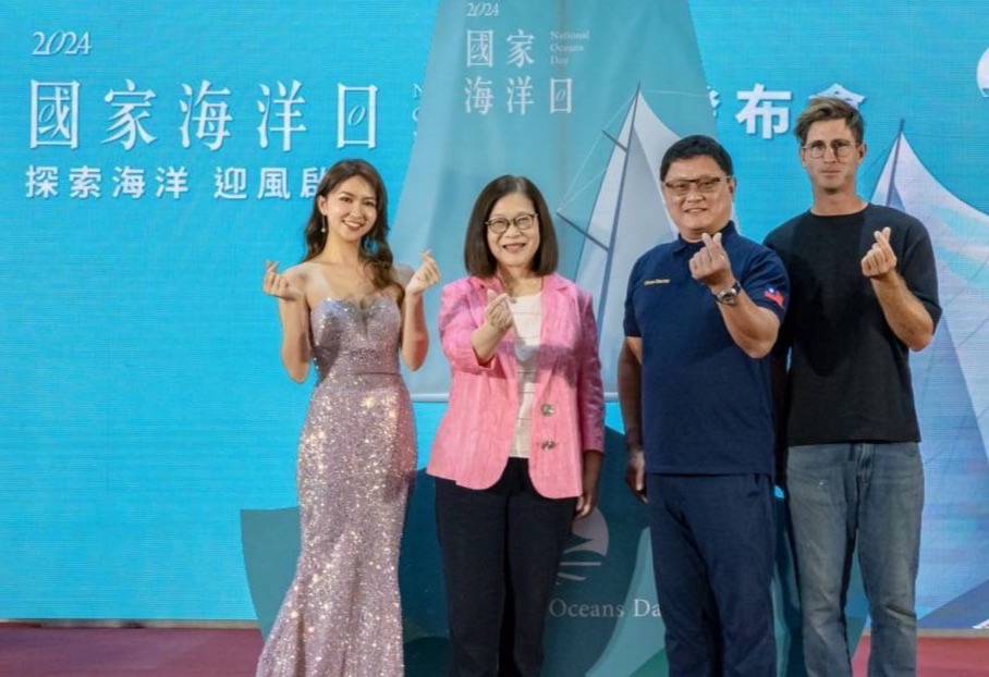 管碧玲(左二)、鄭婷怡(左一)、陳克誠(右二)及小飛(右一)共同宣傳第五屆國家海洋日活動。 圖：海洋委員會/提供