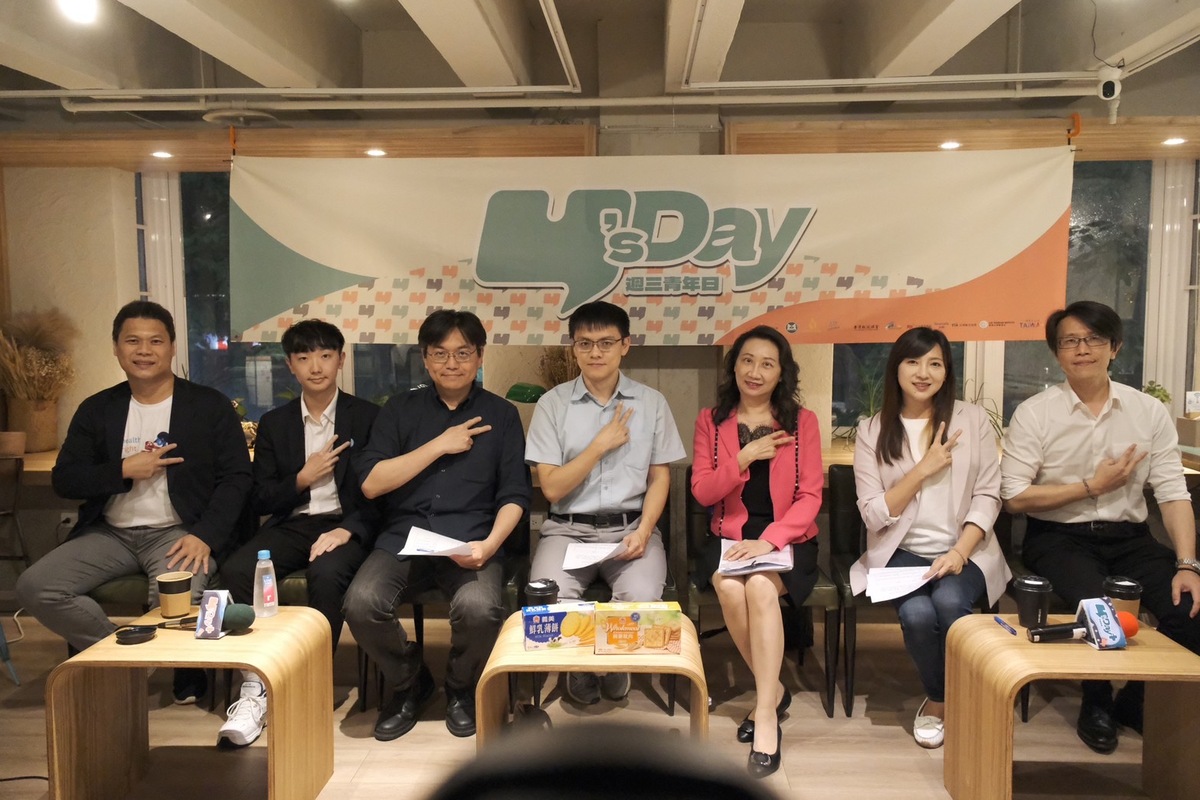 Y’s Day「週三青年日」5日晚上舉辦第56場活動「Taiwan cares about WHO? 台灣參與國際組織的魔幻與現實」。舞臺上由左至右為張必正、李瀚恩、周德望、陳方隅、邱亞文、陳乃瑜、董思齊。 圖：Y’s Day「週三青年日」提供