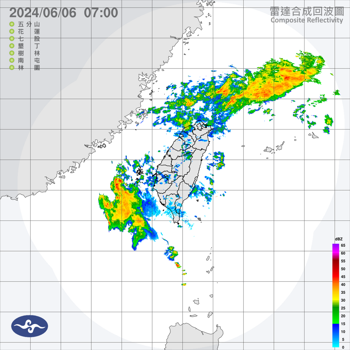 起自東沙島海面，向西延伸至東京灣的滯留鋒面，在北部海面徘徊，今天上午，中部以北降雨將較為明顯。 圖：中央氣象署／提供